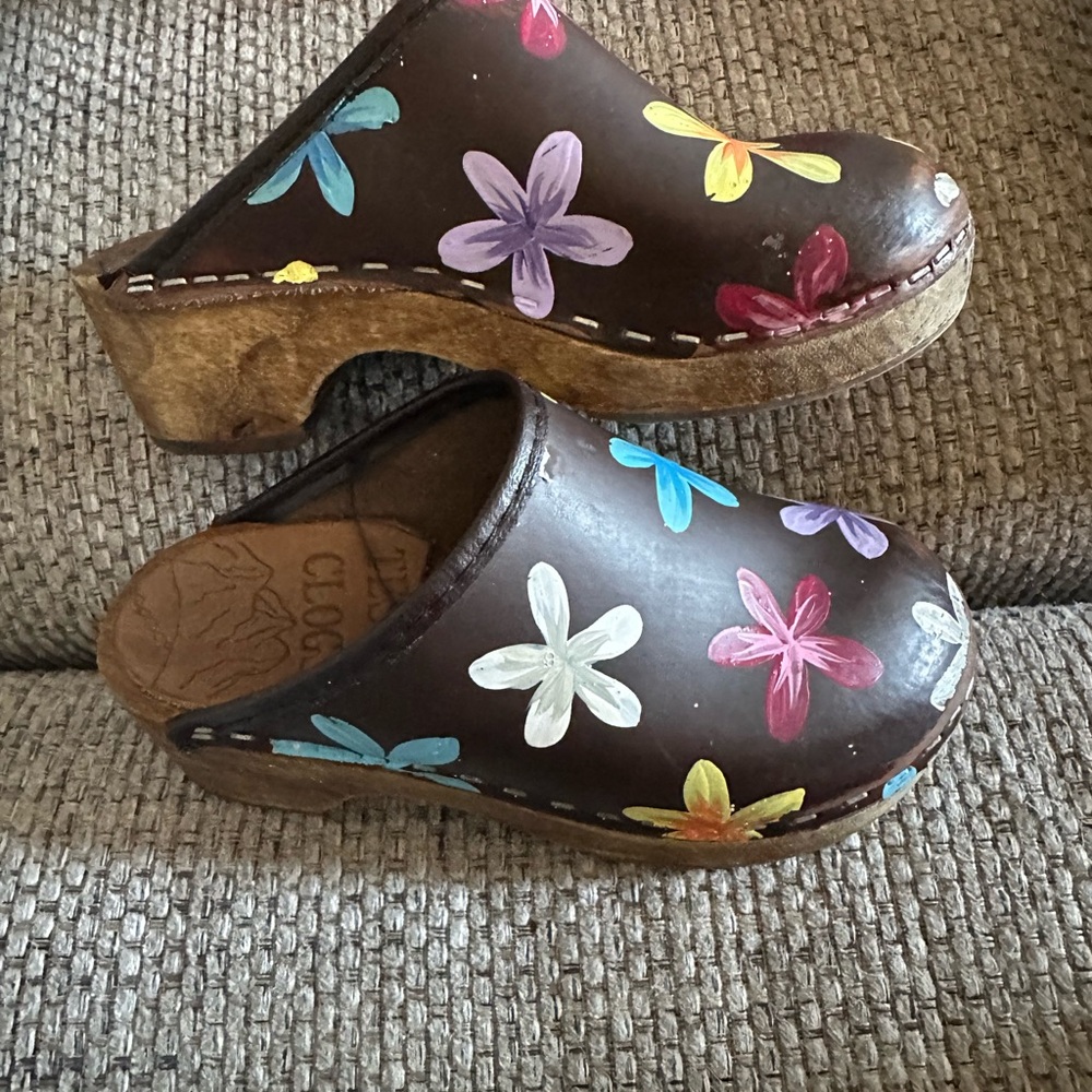 Floral Brown Clogs